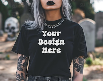 Bella Canva 3001 モックアップ ブラック、ゴシック シャツ モックアップ、タトゥー パンク ガール モデル T シャツ モックアップ、屋外墓地背景ダーク エッジの効いた服