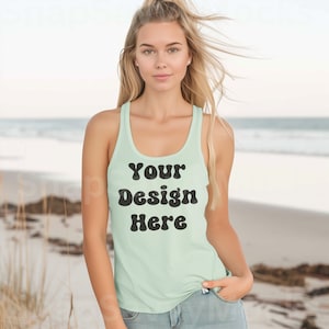 Op de afbeelding: Een lichtgroen tanktop met de tekst "Your Design Here" in zwart.
