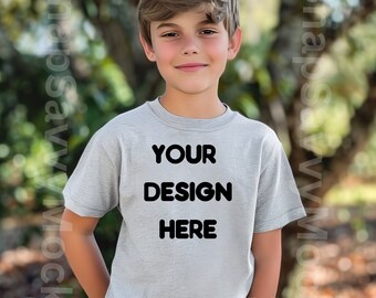 Maqueta de camiseta gris deportiva Bella Canvas 3001Y para niños, Maqueta de camiseta para niños, Maqueta de camiseta para niño, Maqueta de camiseta gris para exteriores, Maqueta de estilo de vida