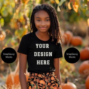 Kinder Gildan 5000B schwarzes T-Shirt Herbst Mockup, schwarzes Shirt Mockup, Kinder Outdoor Mockup, Mädchen Herbst Mockup, Diverse Mädchen Mockup, Halloween Kinder