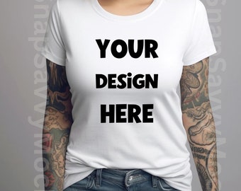 Bella Canvas 3001 Tシャツ モックアップ、白いTシャツ モックアップ、Tシャツ モックアップ、タトゥーのあるモデルのシャツ モックアップ、タトゥーのある女性モデルのシャツ モックアップ