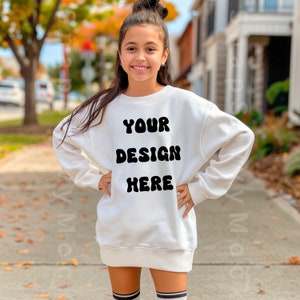 Gildan 18000B Wit Sweatshirt Mockup, Gildan 18000B Jeugdmodel Mockup, Divers Model Mockup, Oversized Sweatshirt Mock, Outdoor Boho Mock