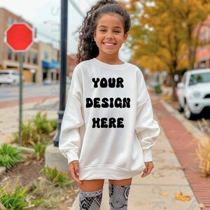 Gildan 18000B Wit Sweatshirt Mockup, Gildan 18000B Jeugdmodel Mockup, Divers Model Mockup, Oversized Sweatshirt Mock, Outdoor Boho Mock