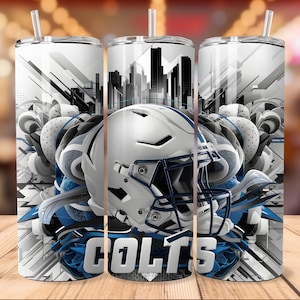 Puede incluir: Un vaso de acero inoxidable blanco con un diseño gráfico que presenta un casco de fútbol americano, balones de fútbol y la palabra "COLTS" en azul. El fondo es un diseño abstracto gris y blanco.