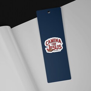 Peut inclure: Un marque-page bleu avec un autocollant blanc qui dit "Camina con Jesus" en lettres rouges avec une image de sandale brune en dessous. Le texte sous l'image de la sandale dit "Colossians 3:16".