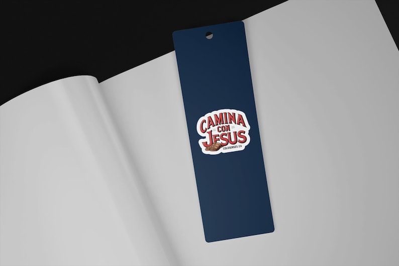 Peut inclure: Un marque-page bleu avec un autocollant blanc qui dit "Camina con Jesus" en lettres rouges avec une image de sandale brune en dessous. Le texte sous l'image de la sandale dit "Colossians 3:16".