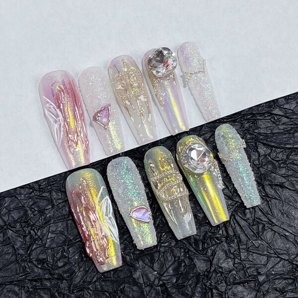 Iridescent Enchantment: Ethereal Glitter and Holographic Accents on Press-On Nails for a Mystical, Shimmering Effect