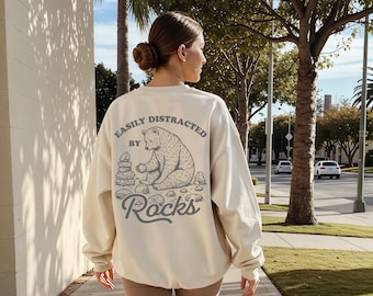 Felpa con orso grizzly facilmente distratto dalle rocce, girocollo con rocce, regali per geologi, regalo per collezionisti di rocce, maglietta per appassionati di rocce