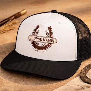 Puede incluir: Un letrero de madera rústica con el texto "Welcome to our home" en letras blancas. El letrero presenta un acabado envejecido y un diseño simple y acogedor, perfecto para la decoración de la entrada.