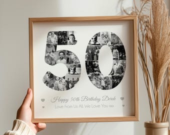Op de afbeelding: Een ingelijst fotocollage in zwart-wit, met een fotomontage van iemands leven, die het nummer 50 vormt. De tekst eronder luidt "Happy 50th Birthday Derek Love From Us All, We Love You xxx".
