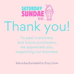 以下が含まれることがあります： ピンク色のグラフィックで、「SATURDAY SUNDAE CO.」の文字とサンデーのイラスト。 下には、大きなターコイズ色の文字で「Thank you!」と書かれています。 メッセージは顧客への感謝を表し、EtsyショップのURLを表示しています。