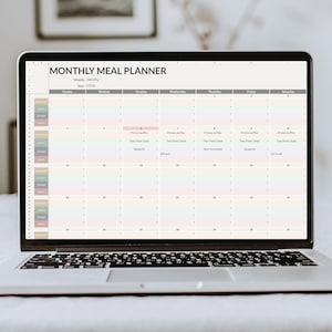 Puede incluir: Una pantalla de portátil que muestra una plantilla digital de planificador de comidas mensual para enero de 2026. El diseño de cuadrícula presenta columnas para los días de la semana, filas para las fechas y secciones codificadas por colores.