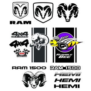 Può includere: Una collezione di decalcomanie per veicoli in bianco e nero con il logo RAM, una testa di ariete e testo tra cui "4x4 OFF ROAD", "HEMI POWER RAM", "RUMBLE BEE" e "RAM 1500".
