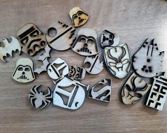 Spille e gettoni di cultura pop tagliati al laser (file SVG)