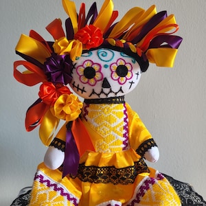 MUÑECA LA CATRINA, Día de Muertos Muñeca tradicional mexicana color amarillo y naranja - día de muertos, muñeca de trapo