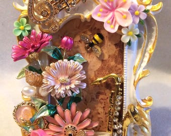 ARTE EN JOYERÍA - Diamantes de imitación únicos, esmalte, perlas de imitación, flores, saxofón