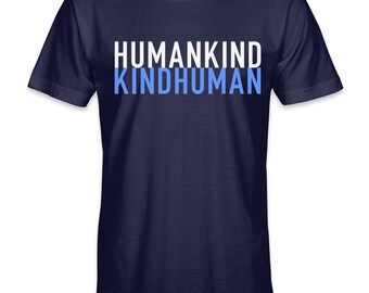 Kombinieren Sie Stil mit Statement in unserem HUMANKIND / KINDHUMAN Navy T-Shirt mit einem klaren weißen und hellblauen Druck, der vor Positivität strahlt.
