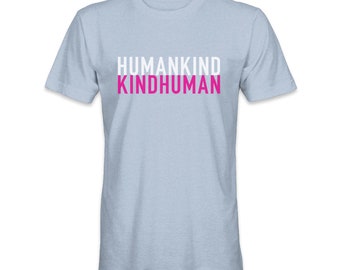 Einheit in Farbton: HUMANKIND / KINDHUMAN Blue Tee - Weiß & Fuchsia Text für ein mutiges Statement