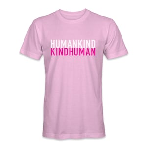 Puede incluir: Camiseta rosa con las palabras "HUMANKIND KINDHUMAN" impresas en blanco y rosa.