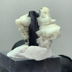 Sällsynt 8g svart turmalin på albit: Sällsynt mineralprov, Skardu Pakistan