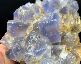Lila Fluorit Kristall: UV-reaktives Mineraldekor