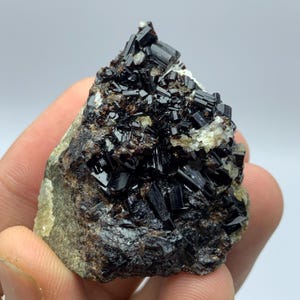 Zeldzaam Vesuvianiet-granaatkristal 56 g Pakistan – Rode granaatcluster Stapvorming mineraal exemplaar