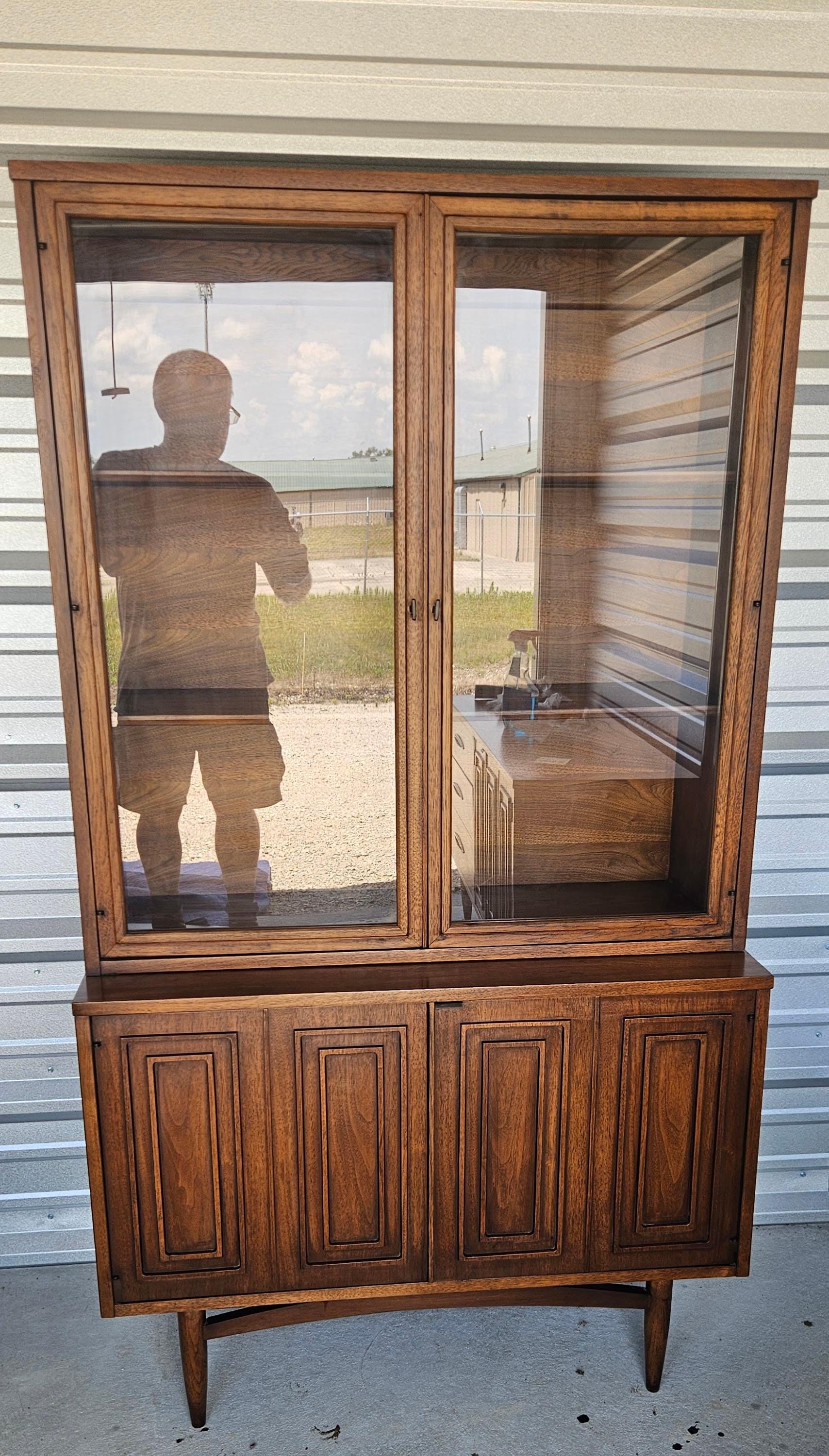 Broyhill Brasilia China Hutch