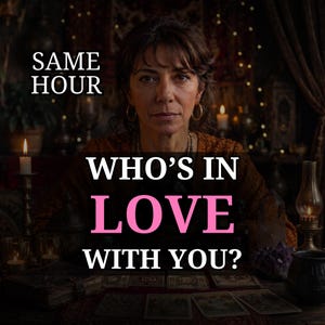 Peut inclure: Une personne aux cheveux bruns portant des créoles dorées est assise devant des cartes de tarot, des bougies et un cristal. Le texte indique SAME HOUR WHO'S IN LOVE WITH YOU? La scène est faiblement éclairée par des lumières chaudes.