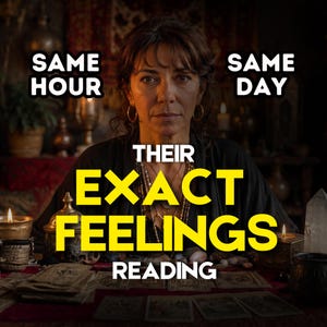 Peut inclure: Une personne aux cheveux bruns portant des créoles dorées et des colliers superposés est assise devant une table avec des cartes de tarot, des bougies et des cristaux. Le texte indique SAME HOUR, SAME DAY, THEIR EXACT FEELINGS READING.