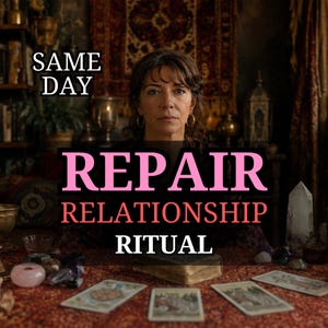 Può includere: Una persona con capelli scuri e orecchini a cerchio dorati siede dietro un tavolo con una tovaglia rossa a motivi. Il testo SAME DAY REPAIR RELATIONSHIP RITUAL è sovrapposto. Sul tavolo sono disposti tarocchi, un libro e vari cristalli.