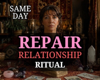 Op de afbeelding: Een persoon met donker haar en gouden oorringen zit achter een tafel met een rood patroonkleed. De tekst SAME DAY REPAIR RELATIONSHIP RITUAL is zichtbaar. Op de tafel liggen tarotkaarten, een boek en diverse kristallen verspreid.