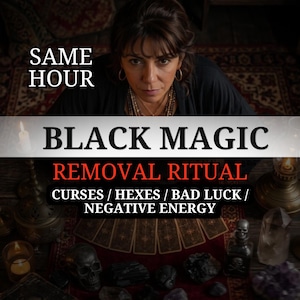 Pu&ograve; includere: Un grafico digitale che mostra una persona dietro un tavolo con tarocchi, teschi, cristalli e candele. Il testo recita: SAME HOUR, BLACK MAGIC, REMOVAL RITUAL, CURSES / HEXES / BAD LUCK / NEGATIVE ENERGY. La tavolozza dei colori &egrave; scura e cupa.