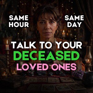 Peut inclure: Une personne aux cheveux bruns portant un haut texturé marron, derrière une table avec des cartes de tarot, des bougies, un crâne et des cristaux. Le texte indique : SAME HOUR, SAME DAY, TALK TO YOUR DECEASED LOVED ONES en blanc, vert et rose.