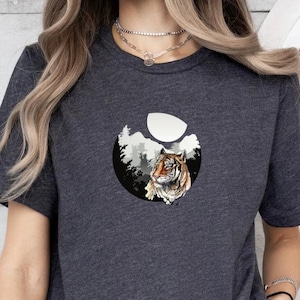 Majestätisches Tiger-T-Shirt, wild lebendes Natur-grafisches T-Stück, große Katzen-Dschungel-T-Stück, Abenteuer im Freien Shirt, Tierkunst-Shirt