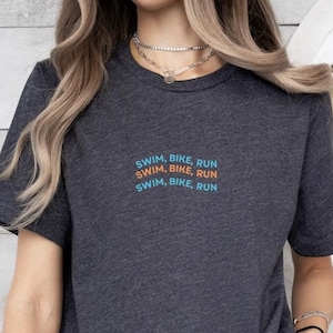 Camiseta de triatlón para nadar, andar en bicicleta, correr, camiseta de triatlón, camiseta de triatleta, regalo de triatleta, ropa de triatlón, camiseta de motivación para el fitness