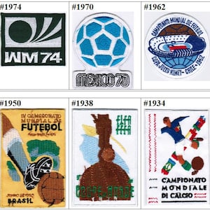Può includere: Una collezione di toppe di calcio vintage con vari disegni e testi, tra cui "Argentina 78", "WM 74" e "Mexico 70". Le toppe presentano diversi colori e stili, che rappresentano diversi eventi calcistici.