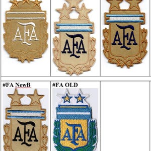 Könnte beinhalten: Fünf verschiedene Versionen des Logos der Argentinischen Fußball-Vereinigung (AFA). Die Patches sind gestickt und zeigen ein Schild mit den Buchstaben AFA, zwei Sternen und einem blau-weißen Streifen. Die Patches befinden sich auf einem weißen Hintergrund.