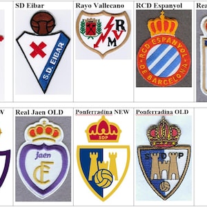 Pode incluir: Uma colagem de 10 brasões bordados, cada um representando um time de futebol espanhol diferente. Os brasões são exibidos em duas filas de cinco. Os brasões são todos de cores e designs diferentes, mas todos têm uma coroa e um escudo.