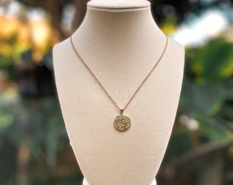 Golden Radiance : Collier en or avec pendentif soleil - Charme céleste