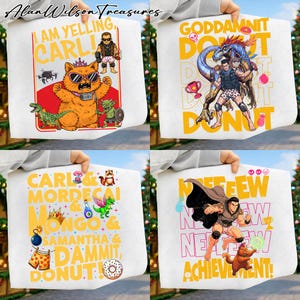 Könnte beinhalten: Vier weiße Tragetaschen mit bunten Cartoon-Grafiken. Eine Tasche trägt die Aufschrift "I AM YELLING, CARLI!" mit einer Katze, einem Mann und anderen Figuren. Eine andere Tasche trägt die Aufschrift "GODDAMNIT DONUT" mit einem Mann und einem Drachen. Die dritte Tasche trägt die Aufschrift "CARLI & MORDECAI & LONGO & SAMANTHA & DAMMIT, DONUT!". Die letzte Tasche trägt die Aufschrift "FEW NEW ACHIEVEMENT!"