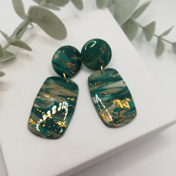 Elegante Polymer Clay Ohrringe, marmoriert in Kombination mit Gold, in den Farben Smaragdgrün, Perlmutt und Gold, mit glänzender Oberfläche