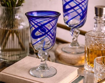 Juego de 2 copas de vidrio soplado a mano con diseño de remolino azul / Copas de vino de vidrio artístico color cobalto / Juego de cristalería vintage artesanal