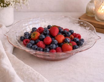 Bol de cristal rosa vintage de la época de la Gran Depresión de 33 cm (13 pulgadas) con grabado floral / Centro de mesa de cristal festoneado grande / Decoración de boda estilo cottagecore