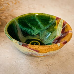 SpartaWare handgemaakte kunstkeramiek kom | Gesigneerde en genummerde Tennessee Studio Pottery | Groene abstracte keramische kom 15 cm