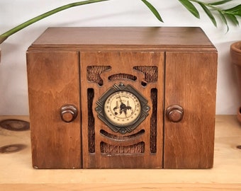 Vintage-Holzradio – rundes Zifferblatt mit Glasabdeckung