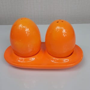 Salero y pimentero de huevo y naranja