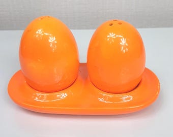 Saleros y pimenteros con forma de huevo de naranja