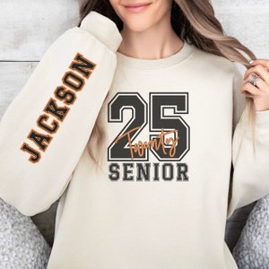Personalisiertes Senior-Sweatshirt, Klasse von 2025 Rundhalsausschnitt, Neon-Ärmeldruck, Anpassen des Jahres, Abschlussgeschenk, Senior-Shirt, benutzerdefiniertes Senior-Geschenk