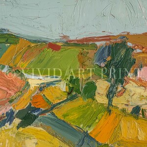 以下が含まれることがあります： テクスチャのある筆致による抽象的な風景画。このアートワークは、緑、黄、オレンジ、青の鮮やかなパレットを特徴とし、丘と空を示唆しています。「VIVID ART PRINT」というテキストが左下隅に表示されています。