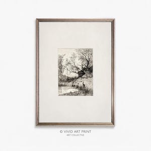 Op de afbeelding: Ingelijste zwart-wit landschapskunstafdruk. Het kunstwerk toont een serene scène met water, bomen en een figuur. De afdruk is ingelijst in een zilverkleurige lijst.